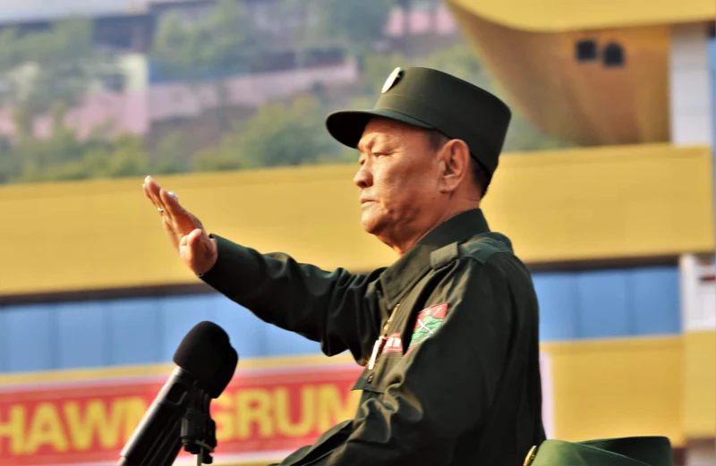 Bao Youxiang es el actual Presidente del Estado de Wa, presidente del Partido del Estado de Wa Unido y comandante en jefe del Ejército del Estado de Wa Unido.