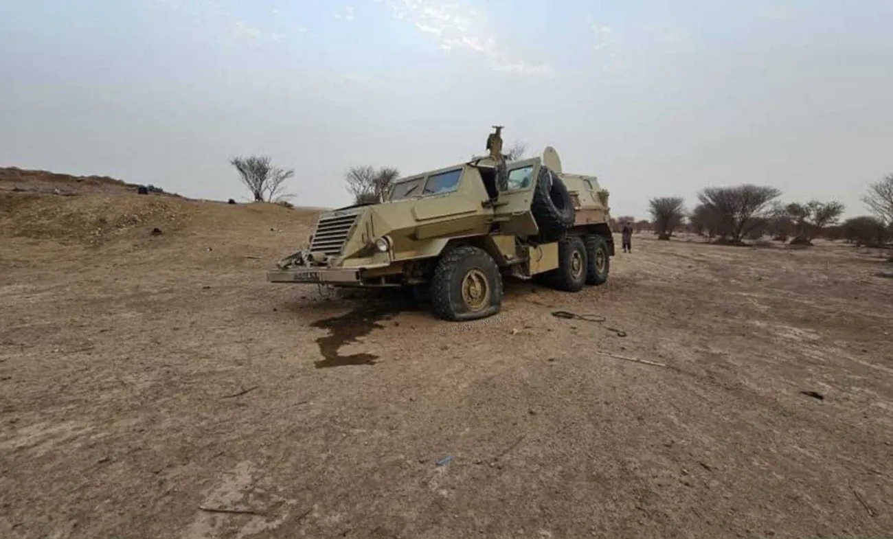 Blindado de Wagner y FAMA destruido después de combates con fuerzas de Azawad en TIn-Zautin. Fuente: X (Twitter). 