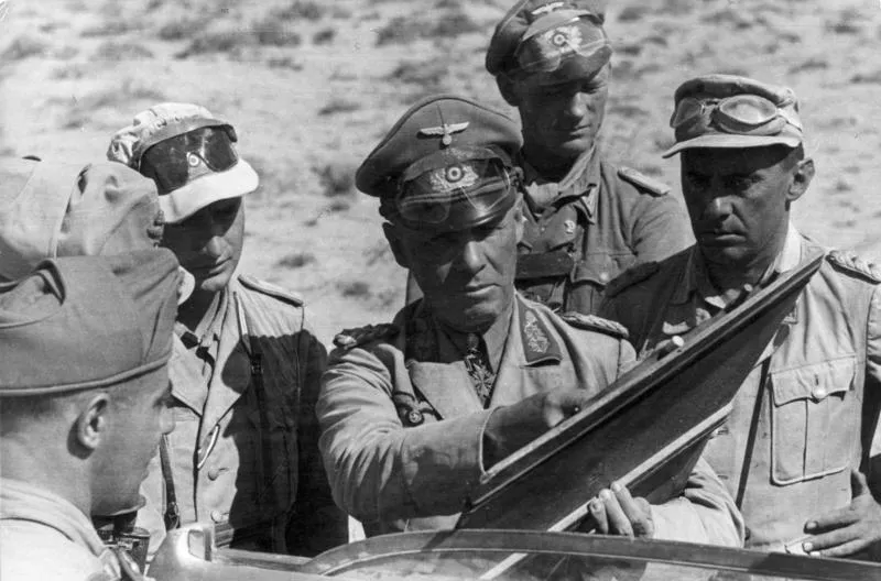 Norte de África.- El mariscal de campo Erwin Rommel (centro), Fritz Bayerlein (1º desde la derecha) con oficiales alemanes e italianos; después del 22 de junio de 1942; PK "África". Fuente: Archivos Federales, Imagen 101I-786-0327-19 / Otto / CC-BY-SA 3.0