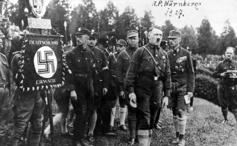 Núremberg.- Mitin del Partido del Reich, foto de grupo, de derecha a izquierda: Franz Pfeffer von Salomon [Franz von Pfeffer], Adolf Hitler, Gregor Strasser, Rudolf Hess, Heinrich Himmler, a la derecha estandarte de las SA.