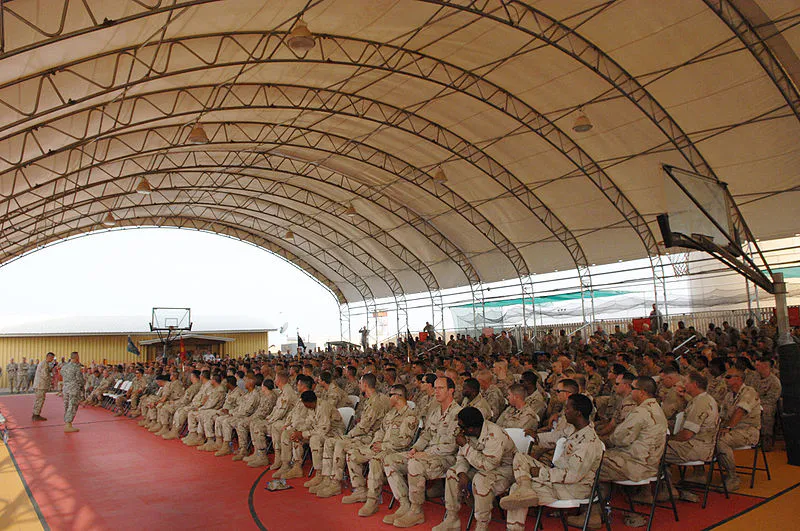 El jefe del Estado Mayor Conjunto, general de la Marina de los EE. UU. Peter Pace, dirige una reunión municipal con aproximadamente 1200 soldados en el "Thunder Dome" en Camp Lemonnier, Yibuti, el 14 de agosto de 2007.