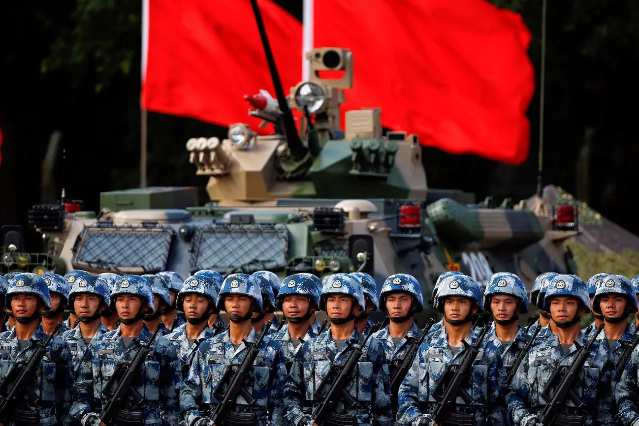 Tropas del Ejército Popular de Liberación se preparan para la llegada del presidente chino Xi Jinping. Créditos: Reuters