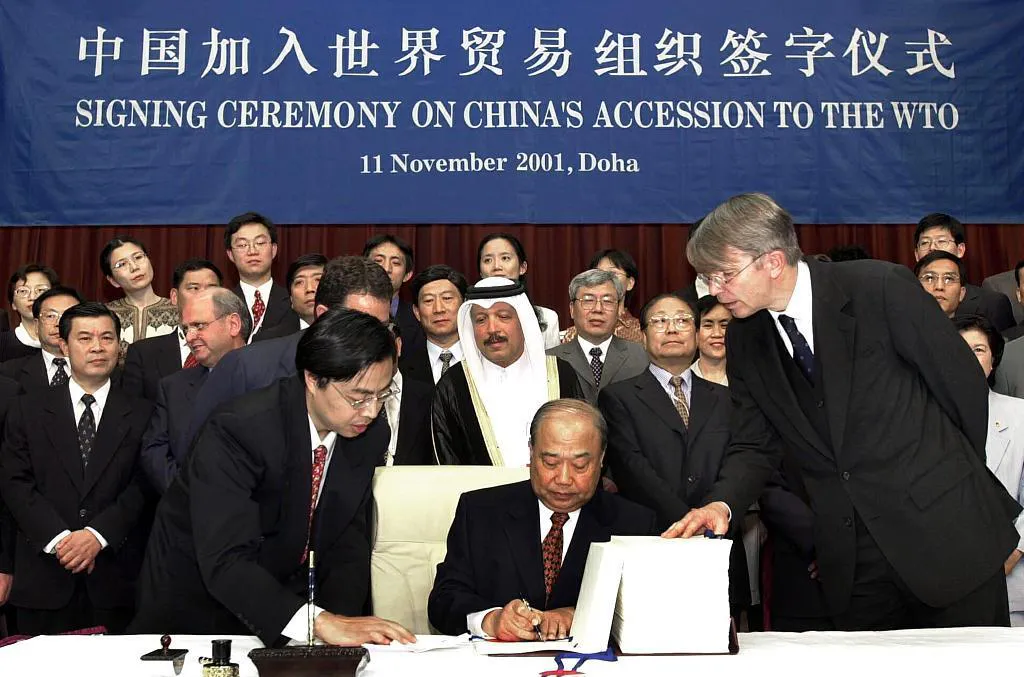 El 11 de noviembre, el ministro chino, Shi Guangsheng, firmó el protocolo de adhesión de China a la OMC.