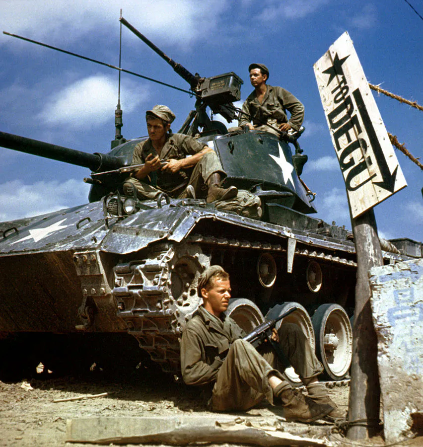 Tripulación de un tanque M24 enfrente del río Naktong, 17 de agosto de 1950. Fuente: Dominio Público