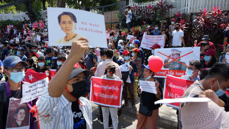 Manifestantes denuncian el golpe militar en Myanmar.