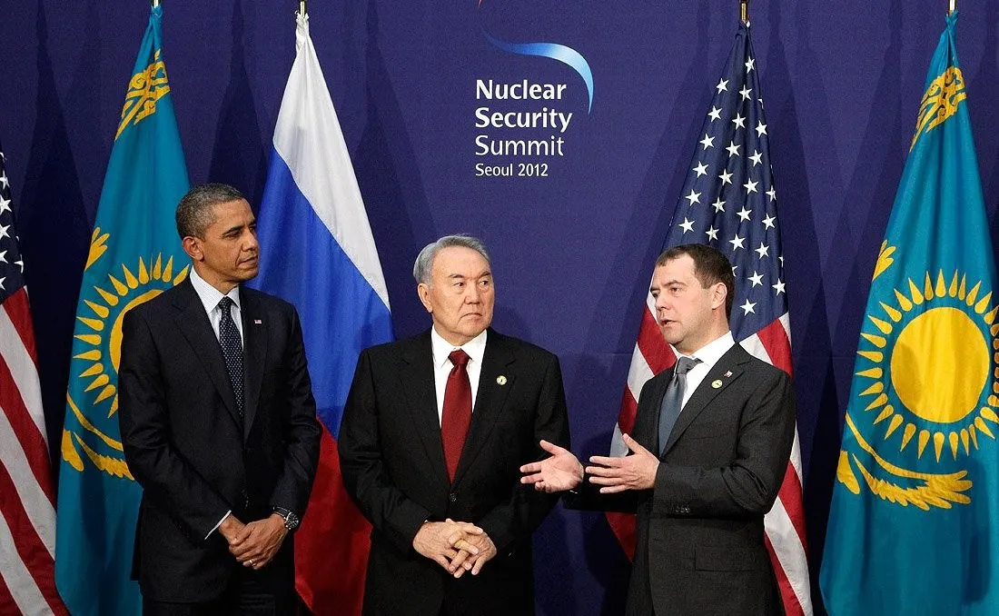 El presidente estadounidense, Barack Obama, el primer ministro ruso, Dmitry Medvedev, y el presidente kazajo, Nursultan Nazarbayev, 27 de marzo de 2012. Fuente: Kremlin.ru