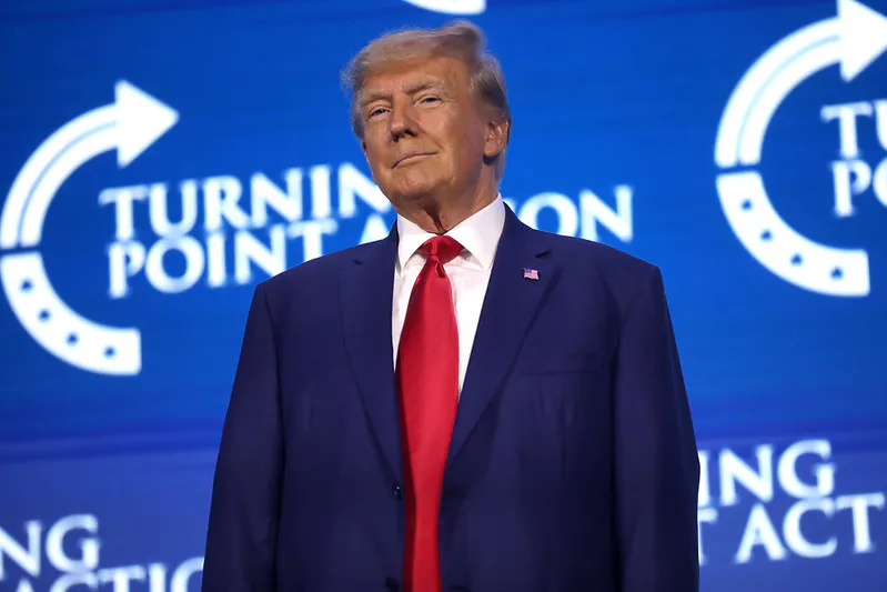 El expresidente de los Estados Unidos Donald Trump habla con los asistentes a la Conferencia de Acción Turning Point 2023 en el Centro de Convenciones del Condado de Palm Beach en West Palm Beach, Florida. Autor: Gage Skidmore