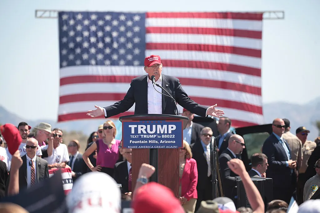 Donald Trump habla en un evento de campaña en Fountain Hills, Arizona, antes de las primarias, 19 de marzo de 2016. Autor: Gage Skidmore 