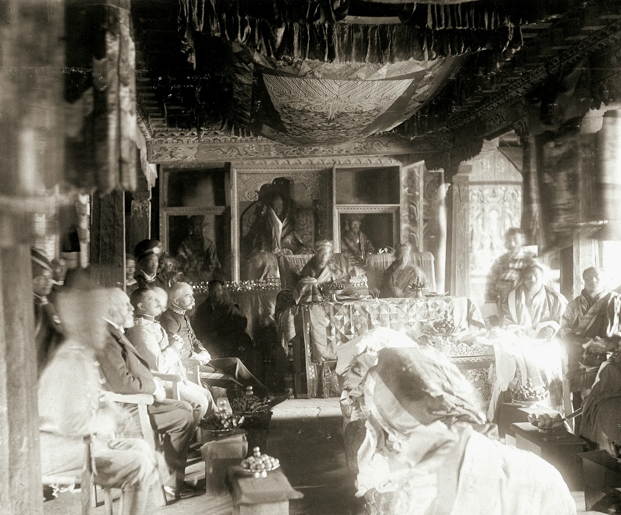 Durbar_of_Ugyen_Wangchuck,_receiving_the_order_of_the_Knight_Commander_of_the_Indian_Empire,_KCIE,_at_Punakha,_Bhutan,_1905.jpg