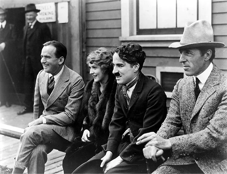 os accionistas de United Artists Corporation Douglas Fairbanks, Mary Pickford, Charlie Chaplin y DW Griffith en 1919.