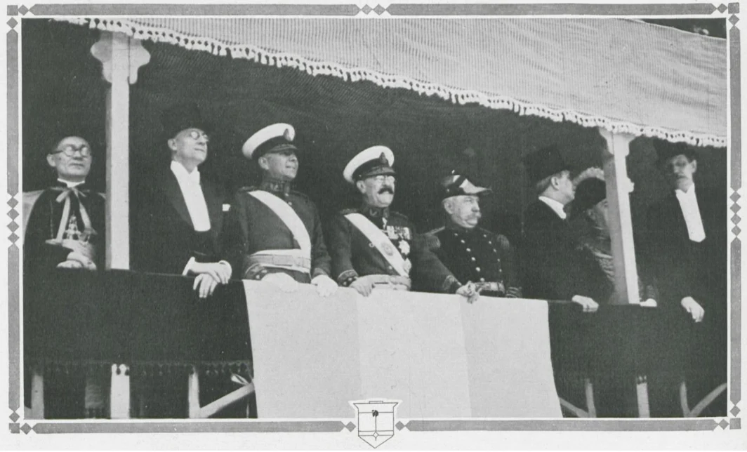 Félix Uriburu, presidente (de facto) argentino y sus ministros presenciando el paso de las tropas que tomaron parte en el desfile del 12 de octubre de 1930. Imagen tomada de la revista "Plus Ultra".