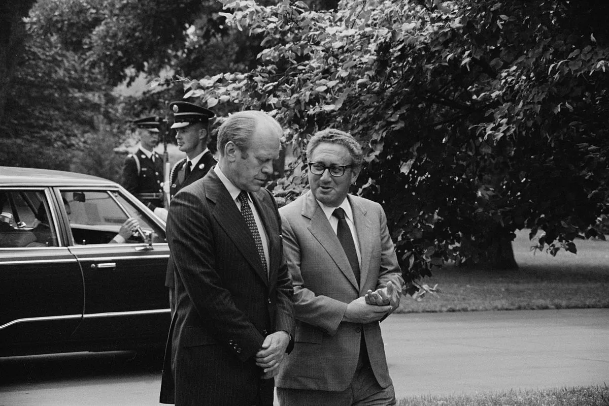 El presidente Gerald Ford y el secretario de Estado Henry Kissinger , conversando en los terrenos de la Casa Blanca, Washington, DC. 16 de agosto de 1974