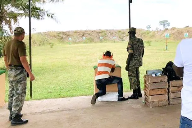 Militares ugandeses reciben formación de un antiguo miembro del EPL. Fuente: Africa Center