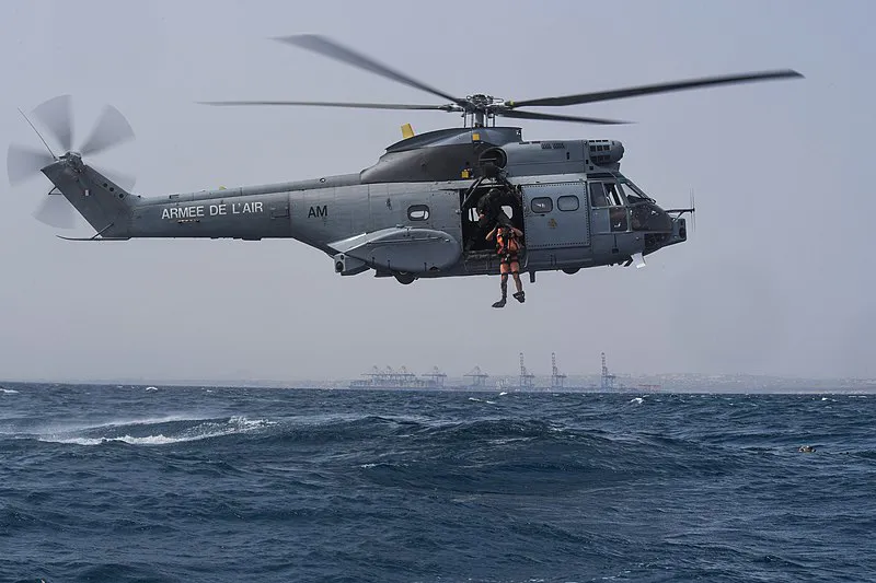 Un buzo de rescate francés salta de un Puma SA 330 francés durante un entrenamiento de recuperación de personal frente a la costa de Djibouti, agosto de 2019.