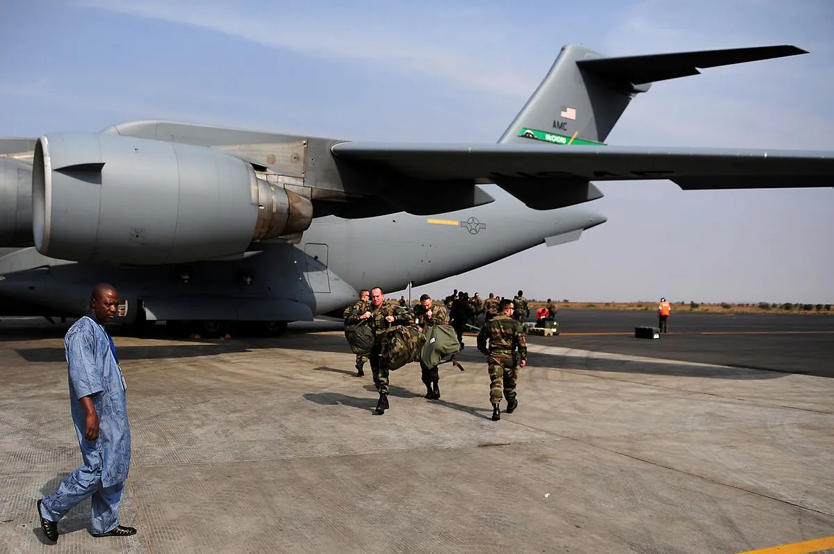 Desembarco de soldados franceses en el aeropuerto internacional de Bamako-Sénou desde un C-17 estadounidense el 23 de enero de 2012 .