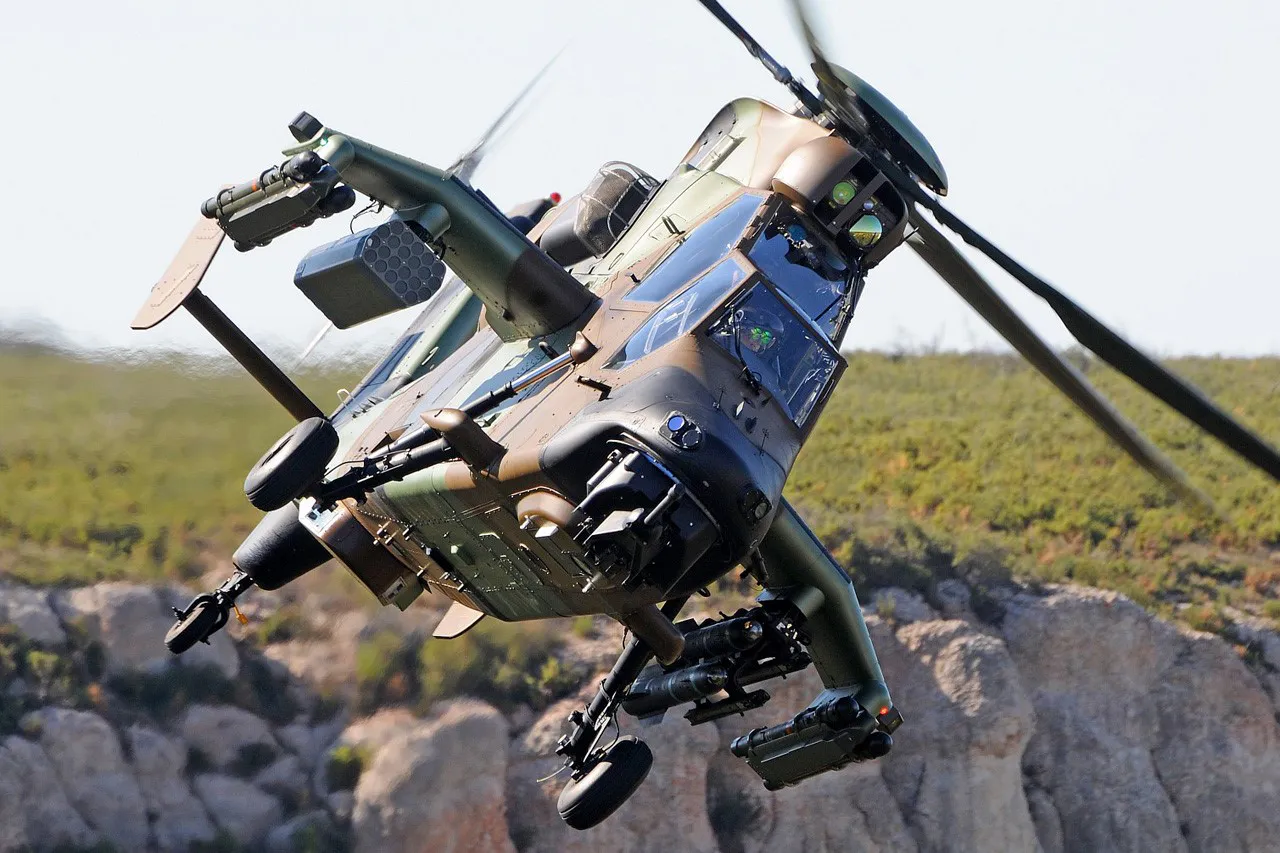 Helicóptero Tigre HAD, armado con 4 misiles aire-aire Mistral, 2 misiles aire-tierra Hellfire, una cesta de 22 cohetes y su cañón de 30 mm en la parte delantera. Fuente:&nbsp;helicopassion/Eurocopter
