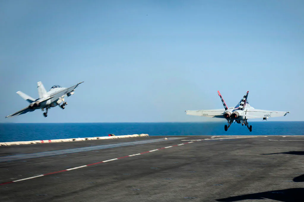 Dos aviones F/A-18F Super Hornet de Estados Unidos para combatir a los terroristas en octubre de 2014. 