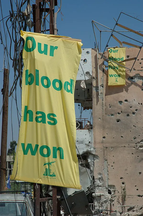 Pancartas con el texto "Nuestra sangre ha ganado" tras la guerra de 2006 en el sur del Líbano. Autor: Julien Harneis de Conakry, Guinea