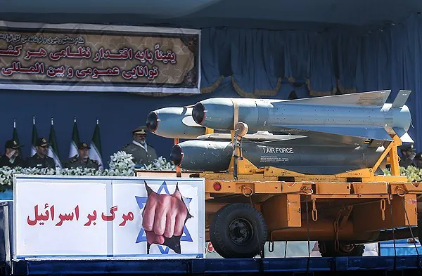 Esta foto fue tomada en el desfile del Día del Ejército de la República Islámica de Irán de 2016 en Teherán. En ella se lee "Muerte a Israel".
