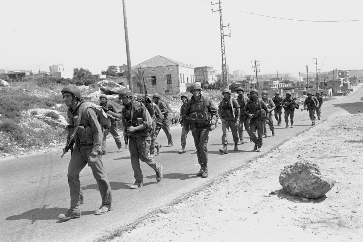 Tropas israelíes entrando en el Líbano durante la Operación paz para Galilea de 1982. Fuente: Michael Zarfati / IDF Spokesperson's Unit