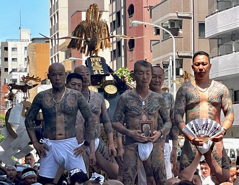 Participación de la Yakuza en el festival Sanja Matsuri de Tokio, 2024. Fuente: Ikimasho.net