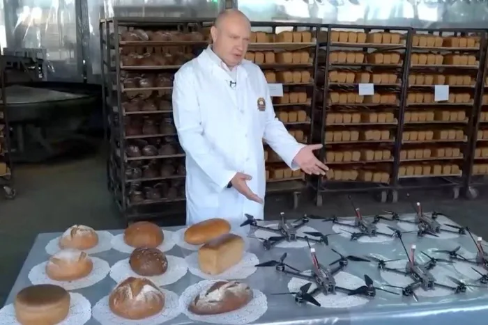 El jefe de la fábrica de Tambov muestra los drones “Bekas” junto a barras de pan recién horneadas. Créditos: FT/Telegram