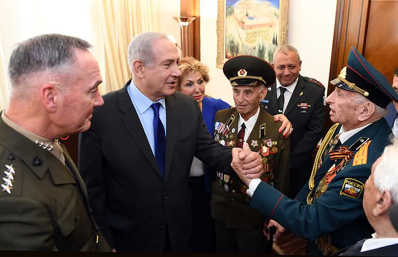 El presidente del Estado Mayor Conjunto, general Joseph Dunford, se reúne con el primer ministro israelí, Benjamin Netanyahu, en su oficina en Jerusalén, y luego recorre el Museo del Holocausto.