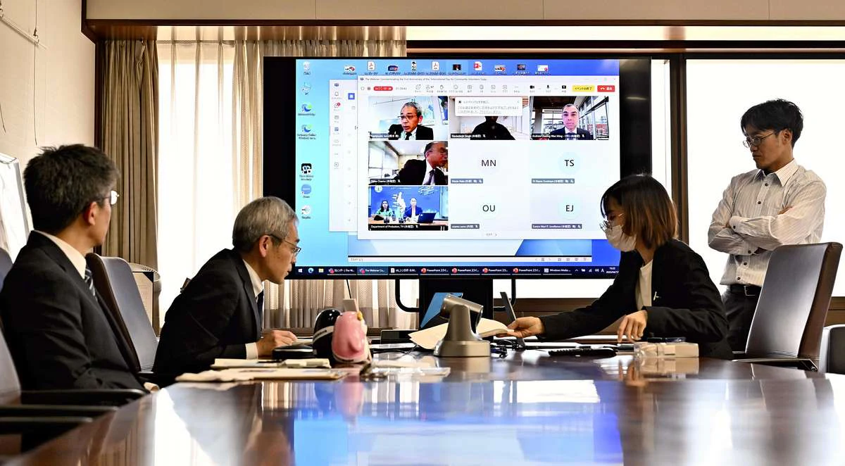 Funcionarios de la Oficina de Rehabilitación del Ministerio de Justicia asisten a una reunión internacional en línea en el edificio del ministerio, abril 2025. Fuente: Yomiuri Shimbun