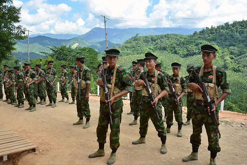 Cadetes del Ejército de Independencia de Kachin (KIA) preparándose para ejercicios militares en el cuartel general del grupo en Laiza, estado de Kachin, Myanmar.