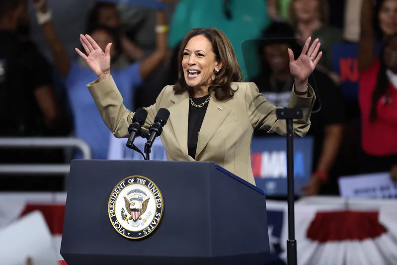 La vicepresidenta de los Estados Unidos, Kamala Harris, habla en un mitin de campaña en el Desert Diamond Arena en Glendale, Arizona. Autor: Gage Skidmore
