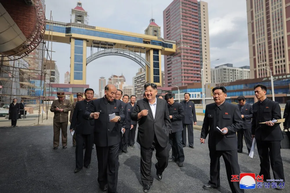 Kim Jong-un visitando el nuevo centro financiero de Hwasong. Fuente: ACNC