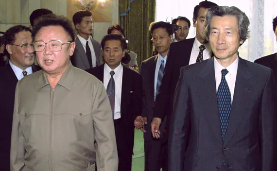 El primer ministro japonés, Junichiro Koizumi (derecha), es acompañado por el líder norcoreano Kim Jong-il a una sala de conferencias para su histórica cumbre en Pyongyang en esta foto de archivo del 17 de septiembre de 2002 (Japan Pool/Cortesía Reuters).