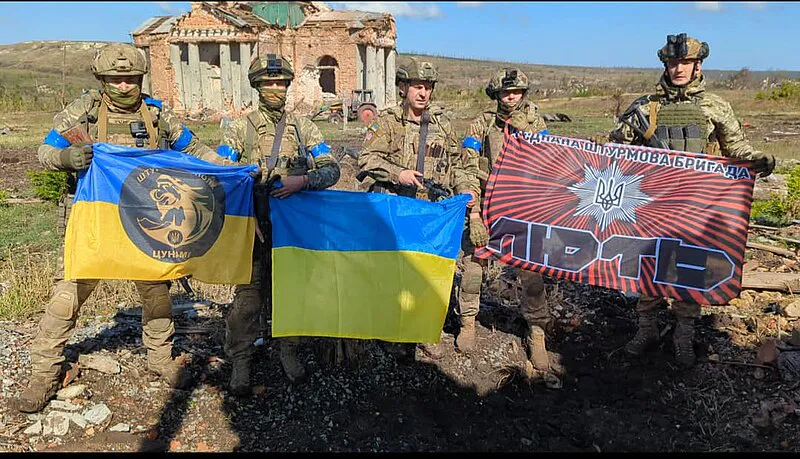 : Militares y policías ucranianos en la aldea recuperada de Klishchiivka en la región de Donetsk en Ucrania. Fuente: Policía Nacional de Ucrania