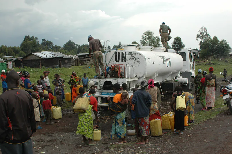 Las fuerzas de paz de la MONUSCO distribuyen agua potable a la población de la localidad de Rumangabo, que anteriormente estaba bajo control del M23 y se encuentra a 50 kilómetros de Goma (Kivu del Norte), 31 de octubre de 2013. Fuente: MONUSCO Photos