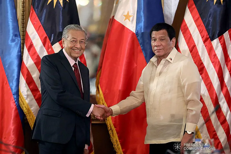 El presidente Rodrigo Roa Duterte y el primer ministro de Malasia, Mahathir Mohamad, posan para la posteridad antes del inicio de la reunión bilateral ampliada en el Palacio de Malacañan el 7 de marzo de 2019.
