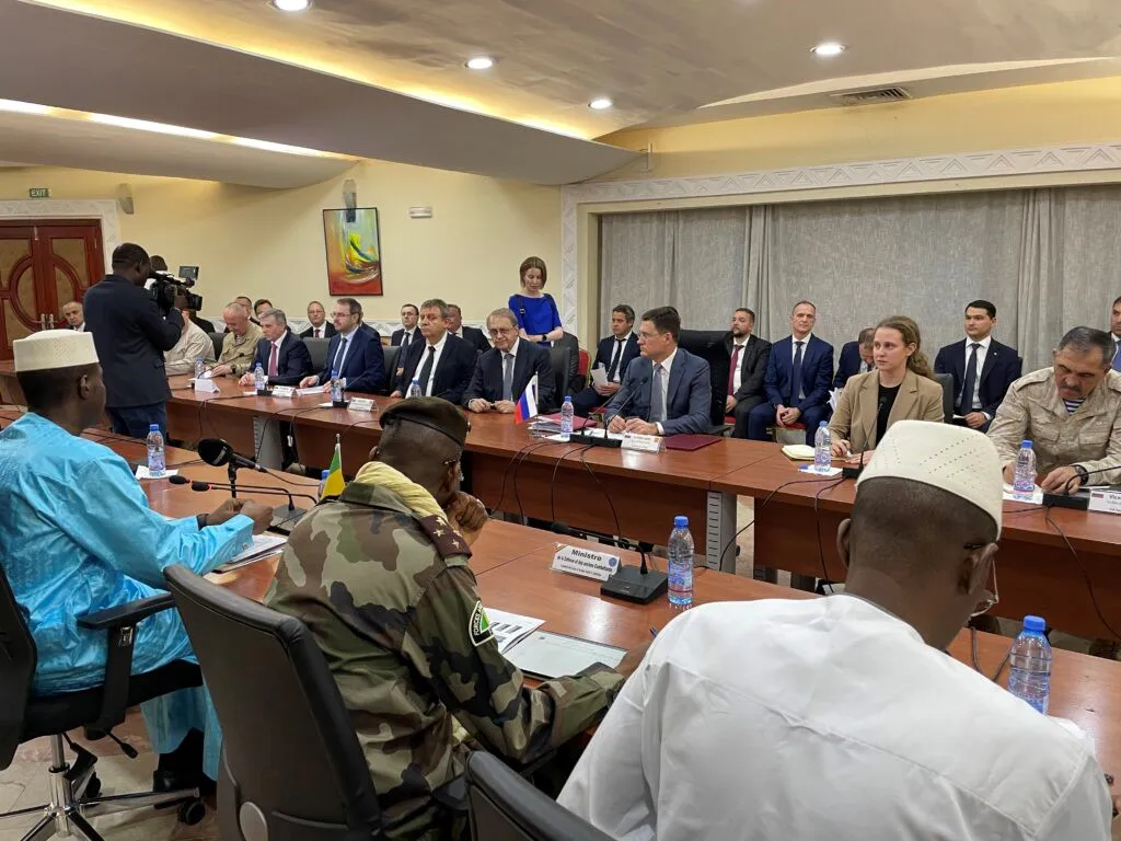 El viceministro ruso de Defensa, Yunus-Bek Yevkurov, y el director de la GRU, Andrei Averyanov, durante una reunión con el gobierno maliense.