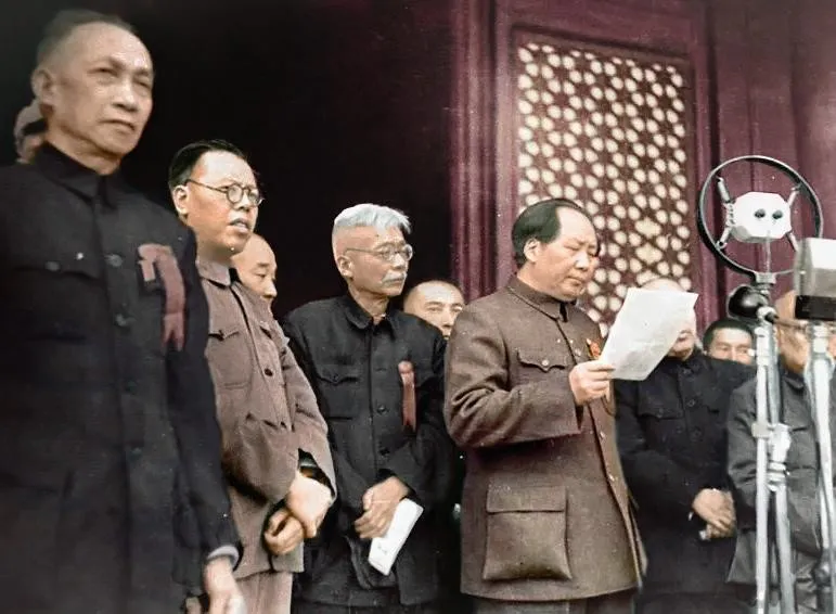 Mao proclamando la creación de la&nbsp;República Popular de China&nbsp;el 1 de octubre de 1949 en la&nbsp;Puerta de Tiananmen. Fuente:&nbsp;Dominio Público