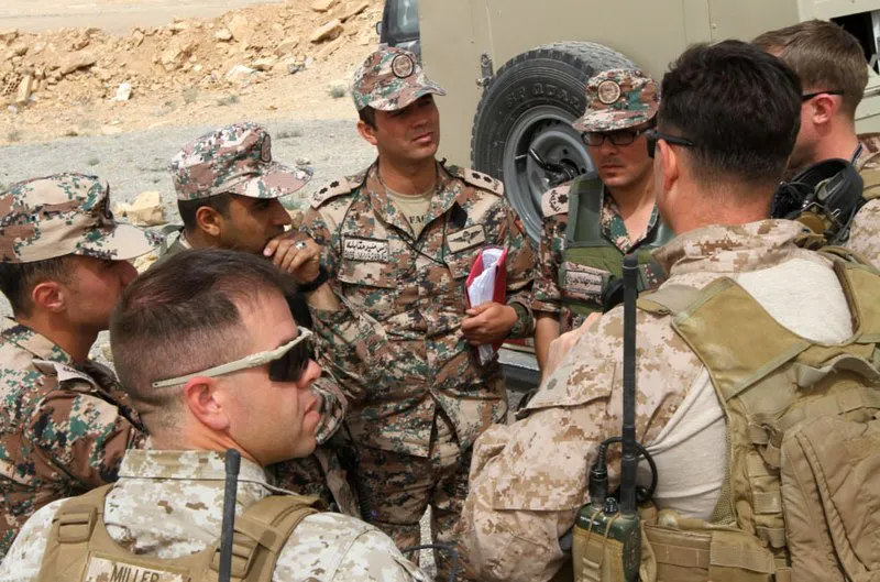  Los marines estadounidenses y las fuerzas armadas jordanas colaboran en Ammán, Jordania.