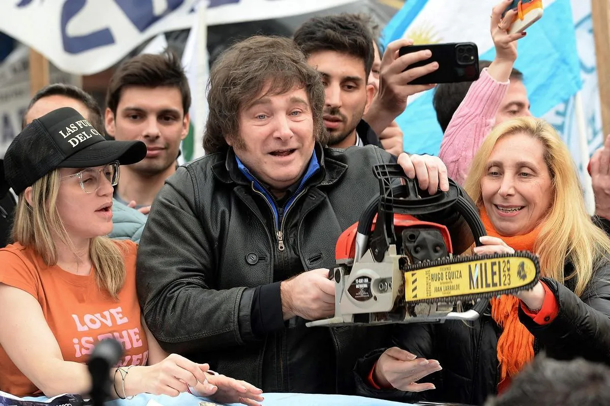 Presidente de Argentina, Javier Milei, motosierra en mano, en un acto electoral en La Plata. / Marcos Gómez