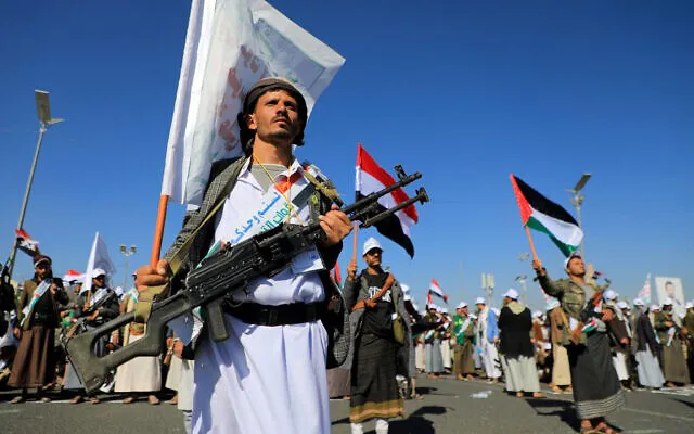 Militante hutí en una marcha de solidaridad con Palestina. Saná, 2 de diciembre de 2023. Créditos: Mohammed Huwais