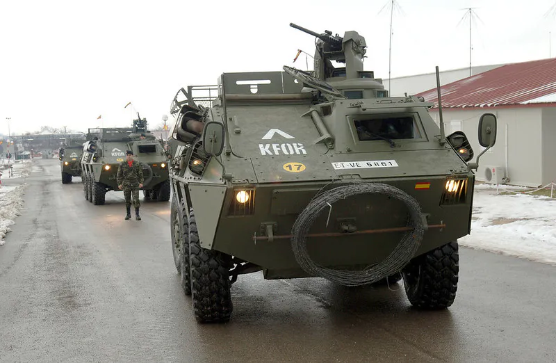 26/12/2005 Militares españoles facilitan el regreso a sus hogares a refugiados de todas las etnias. Foto: MDE