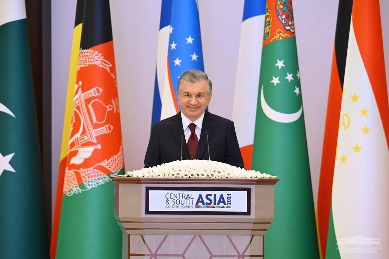 El presidente de Uzbekistán, Shavkat Mirziyoyev, durante la conferencia "Central and South Asia: Regional Connectivity. Challenges and Opportunities" en Taskent. Fuente: Presidencia de Uzbekistán https://president.uz/en/lists/view/4484