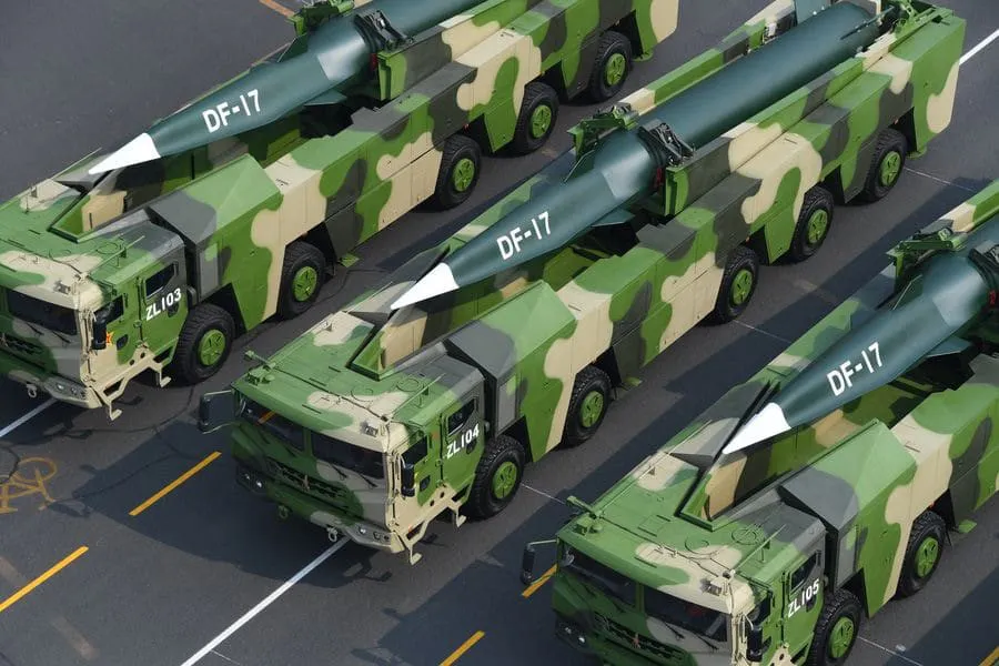 Misiles hipersónicos DF-17 en el desfile del 1 de octubre de 2019 en Pekín. Fuente:&nbsp;PLA/Missile Threat 