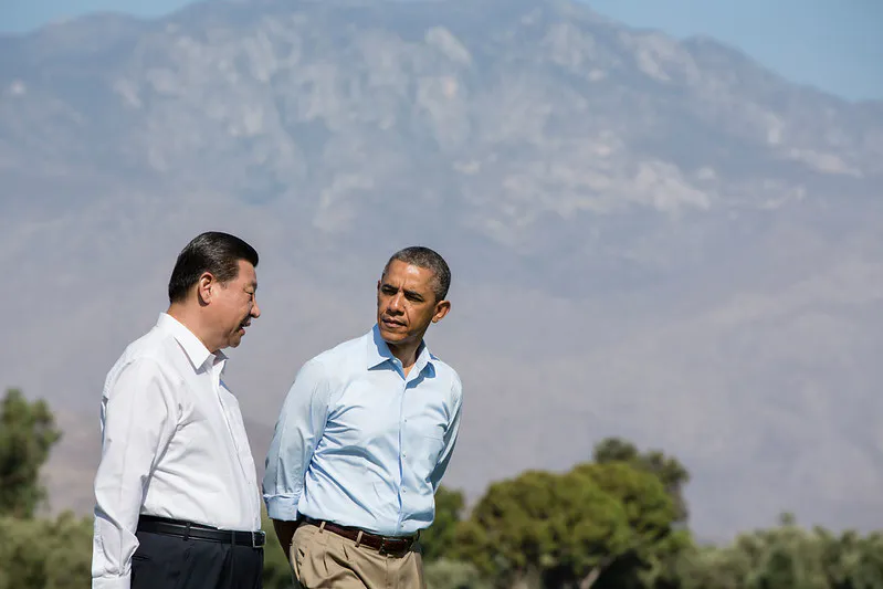 El presidente Barack Obama y el presidente Xi Jinping de la República Popular China caminan por el predio del Annenberg Retreat en Sunnylands, en Rancho Mirage, California, el 8 de junio de 2013. (Foto oficial de la Casa Blanca por Pete Souza)
