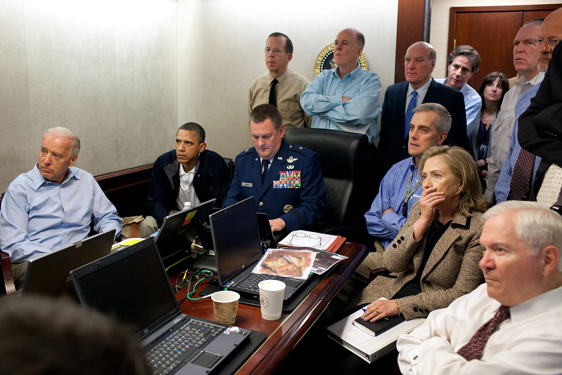 Obama, Clinton y otros miembros del Gobierno de EE. UU. siguiendo en directo la operación que acabaría en la muerte de Bin Laden. Autor:  Pete Souza, Official White House Photographer