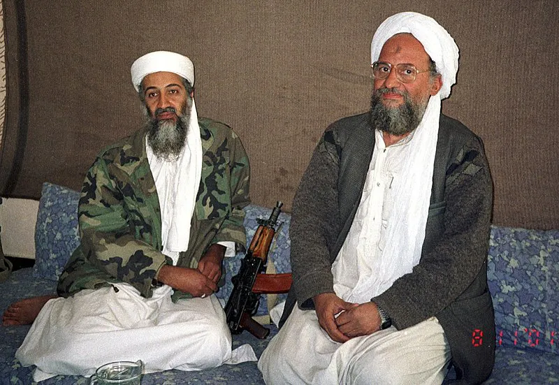 Osama bin Laden sentado con su asesor Ayman al-Zawahiri durante una entrevista con el periodista paquistaní Hamid Mir. Hamid