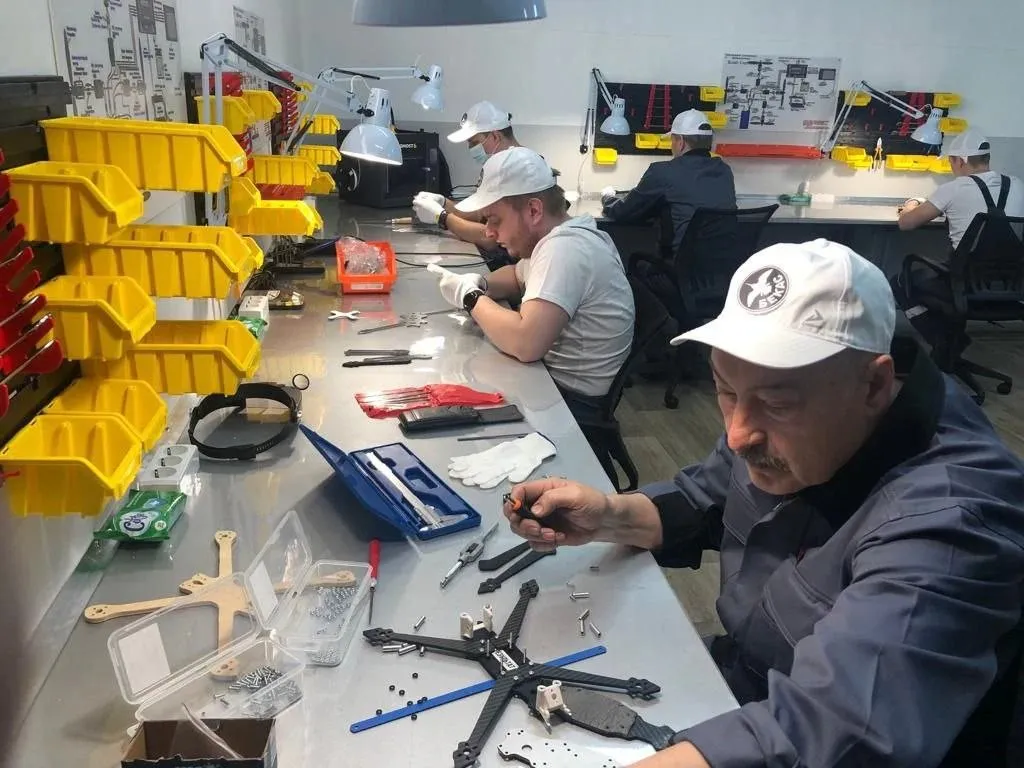 Trabajadores ensamblan drones en la panadería de Tambov. Créditos: Novaya Gazeta