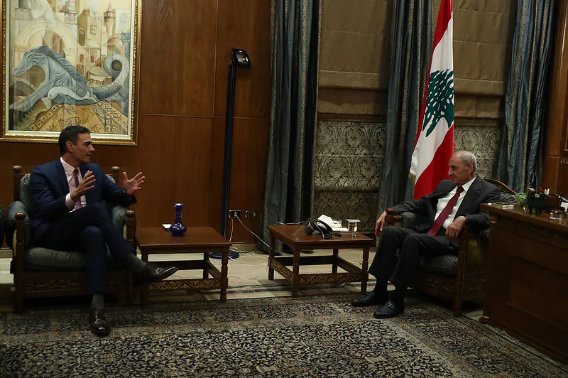 El presidente del Gobierno, Pedro Sánchez, conversa con el presidente del Parlamento de Líbano, Nabih Berri. Fuente: La Moncloa