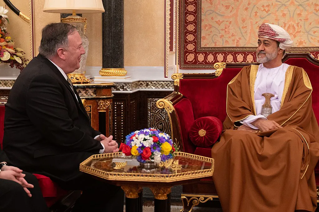 El Secretario de Estado Michael R. Pompeo se reúne con el sultán de Omán Haitham bin Tariq Al Said, en Mascate, Omán, el 21 de febrero de 2020. [Foto del Departamento de Estado de Ron Przysucha/Dominio público]