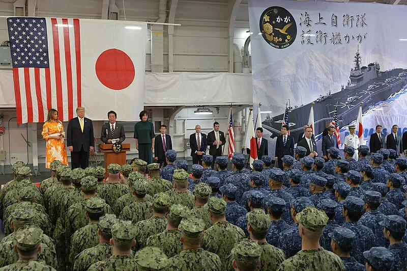Premier_Shinzo_Abe_spreekt_Japanse_en_Amerikaanse_militairen_toe_in_de_hangaar_van_de_helikoptercarrier_Kaga,_-28_mei_2019_a.jpg